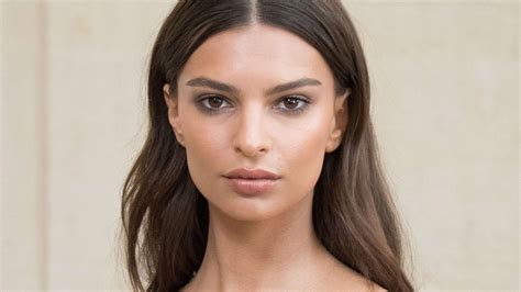 Emily Ratajkowski Responds to Rumor She Got Lip Injections。